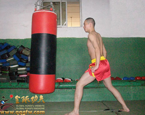 Điều đó có nghĩa là khi luyện tập phải kết hợp luyện cả bên trong lẫn bên ngoài. Trong thì luyện khí công làm chỗ dựa, ngoài thì luyện cho gân, xương bền chắc để đủ sức va đập mà không bị chấn thương.