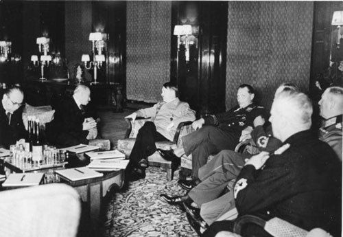 Tổng thống Tiệp Khắc năm 1939 là Emil Hacha đã bị một cơn đau tim sau khi bị Hitler đe dọa xâm lược và đánh bom thủ đô Tiệp Khắc nếu không chịu hợp tác. Ông ta đã được giữ tỉnh táo để ký vào văn kiện đầu hàng. Trong ảnh là Emil và Hitler trong một lần gặp ở Berlin tháng 3/1939.