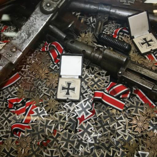 Điệp viên hai mang người Tây Ban Nha, Joan Pujol Garcia có lẽ là trường hợp điệp viên hiếm hoi trên thế giới khi ông ta nhận được huân chương của cả hai bên trong suốt Thế chiến II. Ông đã nhận huân chương Eisernes Kreuz II. Klasse từ Đức và huân chương British Empire từ Anh. Trong ảnh là các huân chương của Phát xít Đức.