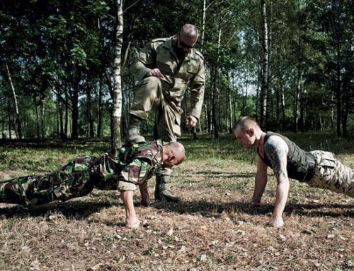 Các môn huấn luyện đặc nhiệm Nga rất nhiều. Nó bao gồm các kỹ thuật thông tin như ám hiệu, bỏ thư, nhận biết ám hiệu, quay phim mini cho đến tìm kiếm, chiêu mộ và theo dõi gián điệp. Một môn nữa không thể thiếu là thủ đoạn ám sát mà khiến cho người bị ám sát cứ như là chết tự nhiên.