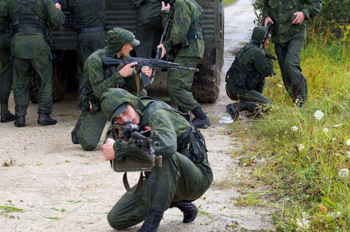 Vì tính chất căng thẳng và khó nhọc của lực lượng này nên lương của binh sỹ đặc nhiệm cao hơn các binh chủng khác. Thông thường một sĩ quan lực lượng đặc chủng sau 10 năm phục vụ sẽ bằng quân hàm của sĩ quan các đơn vị thông thường phục vụ trong 15 năm.