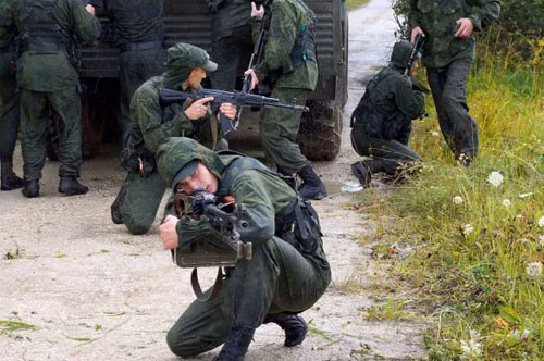 Vì tính chất căng thẳng và khó nhọc của lực lượng này nên lương của binh sỹ đặc nhiệm cao hơn các binh chủng khác. Thông thường một sĩ quan lực lượng đặc chủng sau 10 năm phục vụ sẽ bằng quân hàm của sĩ quan các đơn vị thông thường phục vụ trong 15 năm.