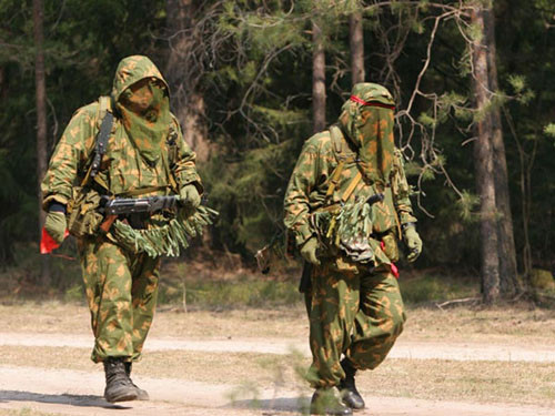 Theo sách Quân đội Nga – Những bí mật bạn chưa biết (Nxb QĐND), thông thường số người được tuyển chọn trong toàn quân nhiều hơn nhiều lần so với số hạ sĩ quan cần thiết nhằm tạo ra sự cạnh tranh khốc liệt trong quá trình huấn luyện và chỉ có những người thật sự xuất sắc mới có đủ tiêu chuẩn làm hạ sĩ quan.