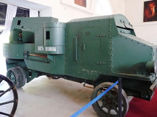 Chiếc Fiat-Izhora là một xe bọc thép vũ trang với súng máy hạng nhẹ của Đế quốc Nga và sau này được Hồng quân tiếp tục sử dụng một thời gian. Nó được thiết kế trên cơ sở khung gầm của chiếc xe Fiat của Italia sản xuất theo giấy phép của Mỹ. Việc sản xuất hàng loạt chiếc xe này được bắt đầu sau cuộc Cách mạng tháng Hai. Trong 2 năm 1917-1918 đã có 80 xe được sản xuất.