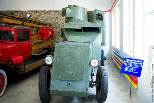 Còn đây là chiếc Ostin-Putilovets, một xe bọc thép của Đế quốc Nga trên cơ sở khung gầm chiếc xe tải sản xuất bởi công ty Austin của Anh. Nhưng nó cũng khác với các xe bọc thép Austin được sản xuất ở Anh cho quân đội Nga trong giai đoạn 1914-1917.