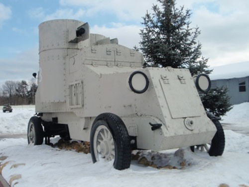 So với các nước khác, Đế quốc Nga là nước đầu tiên trên thế giới đưa xe bọc thép vào phục vụ quân sự. Điều này xảy ra vào năm 1908 khi quân đội Nga hoàng nhận được 10 ô tô bọc thép được chế tạo bởi công ty Charron của Pháp. Trong ảnh là một chiếc ô tô bọc thép Nakazhidze – Charron.