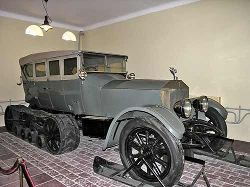 Austin-Kegresse là một ô tô bán bọc thép. Đây là mẫu nối tiếp đầu tiên của một chiếc xe chiến đấu nửa bọc thép. Dự án này được thiết kế trong khoảng 1916-1917 trên cơ sở chiếc xe bọc thép Austin-Putilovets.