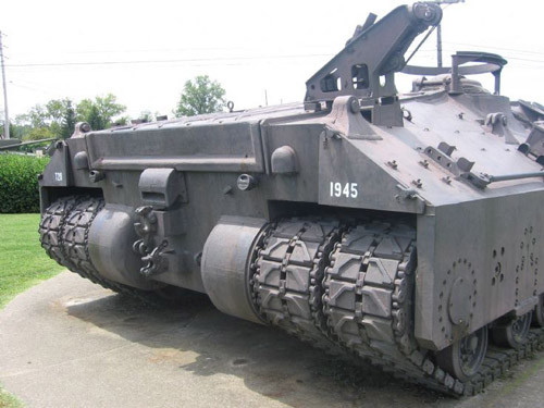 Lớp giáp của xe cũng khá dày so với các xe tăng thời đó. Ở chỗ dày nhất, độ dày của giáp lên tới 12 inch (hơn 20 cm). Giáp phía trước thân dày 13 cm, giáp hai bên hông xe dày 6,4 cm. Người ta đánh giá lớp giáp của xe T28 đủ mạnh mẽ để làm các viên đạn 88 mm của các xe tăng Tiger II huyền thoại của Đức bị trượt đi.