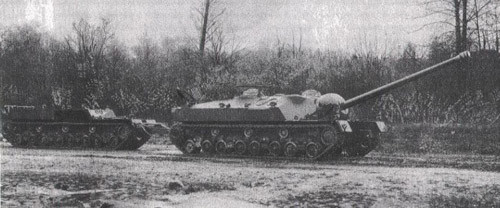 Xe tăng này được thiết kế để nhằm đối phó với các phòng tuyến gồm pháo đài kết hợp với xe tăng như Siegfried của Đức. Do vậy, xe tăng được trang bị pháo chính có khả năng công phá công sự tốt và thân xe được trang bị lớp giáp rất dày. Như vậy xe tăng vừa có thể công phá các phòng tuyến mà lại có tỉ lệ sống sót cao hơn trước các đợt tấn công của xe tăng Đức.
