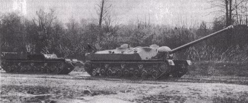 Xe tăng này được thiết kế để nhằm đối phó với các phòng tuyến gồm pháo đài kết hợp với xe tăng như Siegfried của Đức. Do vậy, xe tăng được trang bị pháo chính có khả năng công phá công sự tốt và thân xe được trang bị lớp giáp rất dày. Như vậy xe tăng vừa có thể công phá các phòng tuyến mà lại có tỉ lệ sống sót cao hơn trước các đợt tấn công của xe tăng Đức.
