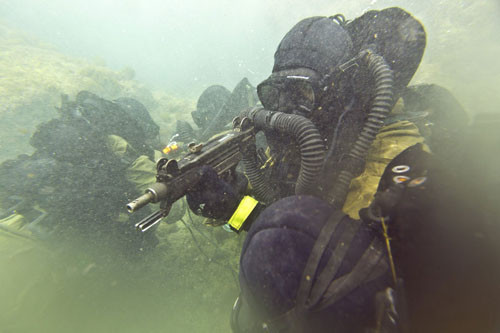 Sau khi hoàn thành các khoa mục kể trên, học viên được đào tạo trong 4 tuần về các kỹ năng chiến đấu khi lặn. Họ sẽ được dạy các điều cơ bản về cách chiến đấu trong khi lặn và làm thế nào để đối phó với những tình huống như lạnh, bóng tối, nước đục và làm thế nào để tồn tại trong các tình huống rủi ro dưới nước.