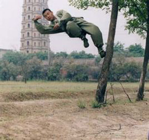 Bất luận là ai, hễ sức còn cường tráng, đều có thể chạy như vậy được 2, 3 bước thậm chí có người chạy được 3 bước. Cùng với quá trình luyện tập, tăng dần lượng mạt sắt mang theo chân tay. Sau một năm kiên trì luyện tập, có thể chạy ngang trên tường được 8 bước.