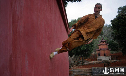 Bắt đầu tập luyện thì trước hết lấy đà rồi phi lên bờ tường và chạy ngang thân theo mặt phẳng bờ tường. Hai chân thay nhau bước tới cho đến khi nào thân hết đà buộc phải nhảy xuống đất. Lại tiếp tục quay trở lại lấy sức lặp lại động tác.