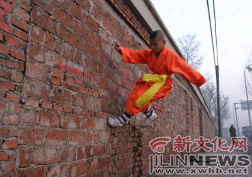 Để có thể chạy xéo lên phía trên thì phải luyện thêm cách lắc hai cánh tay để điều khiển. Khi đó, thân vẫn chạy ngang nhưng tay trái lắc xuống phía dưới bên trái, tay phải cũng lắc về hướng bên trái rồi thân cũng theo hướng chính vị của tường mà chạy lên.