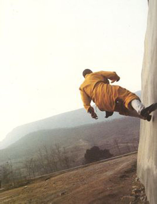 Đến lúc này thì cơ thể đã rất nhẹ. Vẫn tiếp tục kiên trì luyện tập như vậy và tăng dần lượng mạt sắt lên đến 5 kg thì một năm sau có thể chạy ngang được hơn 8 bước và lúc đó có thể bước vào giai đoạn 3 của công phu là chuyển từ chạy ngang thành chạy xéo lên trên.