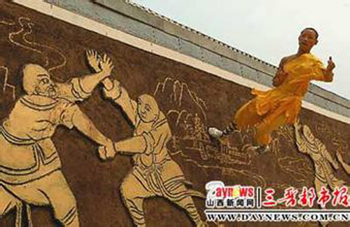 Theo từ điển mở Baike của mạng Baidu, phi thiềm tẩu bích còn có tên khác là hoành bài bát bộ, là một môn thuộc dòng khinh công. Phương pháp tập luyện của nó khá đơn giản. Khởi sự luyện thì may những túi dày bên trong chứa các hạt mạt sắt để đeo vào hai cánh tay và hai chân cho nặng rồi mỗi ngày vào lúc hoàng hôn thì tìm một cái bờ tường mà tập.