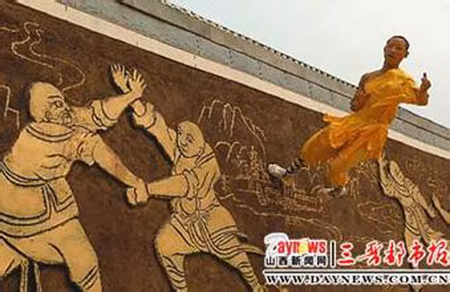 Theo từ điển mở Baike của mạng Baidu, phi thiềm tẩu bích còn có tên khác là hoành bài bát bộ, là một môn thuộc dòng khinh công. Phương pháp tập luyện của nó khá đơn giản. Khởi sự luyện thì may những túi dày bên trong chứa các hạt mạt sắt để đeo vào hai cánh tay và hai chân cho nặng rồi mỗi ngày vào lúc hoàng hôn thì tìm một cái bờ tường mà tập.