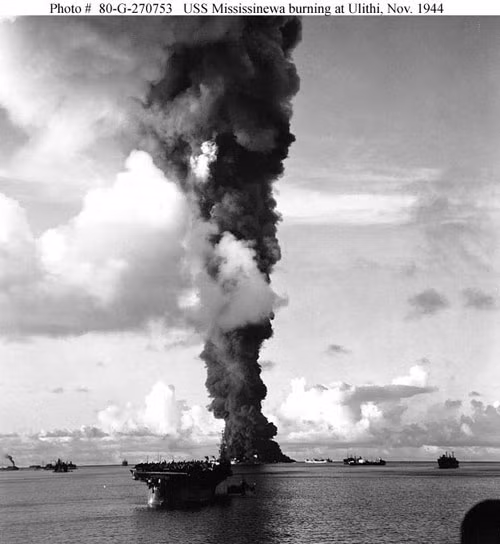 Ngư lôi Kaiten với chiều dài gần 15 m và mang một tấn rưỡi thuốc nổ là một trong những vũ khí tuyệt mật đó. Nó là ngư lôi có người lái. Những người lính đó khi ngồi lên lái ngư lôi là xác định tử vì Thiên hoàng. Trong ảnh là tàu USS Mississinewa bị chìm vì ngư lôi Kaiten.