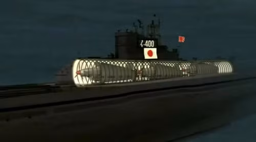 Tàu ngầm chứa máy bay là một vũ khí khá độc đáo đã được Nhật chế tạo trong Thế chiến II. Đó là tàu ngầm I-400. Mỗi chiếc này mang được 3 máy bay cỡ nhỏ loại Kamikaze. Chiến thuật của loại tàu này là lợi dụng khi đối phương mất cảnh giác, nó sẽ tiếp cận và phóng máy bay lên để ném bom.