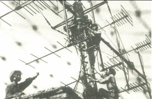 Trong khi đó, để thực hành bắn một quả tên lửa SAM-2 thì cần dựa vào các radar sục sạo mục tiêu, radar ngắm bắn và radar điều khiển tên lửa. Tuy nhiên, trong cuộc đối đầu với Không quân Mỹ, các radar này đều bị gây nhiễu rất mạnh. Màn hình hiện sóng nhiễu loạn với rất nhiều loại nhiễu như đã kể trên. Bởi vậy bộ đội tên lửa không thể bắn theo cách thông thường như lý thuyết.