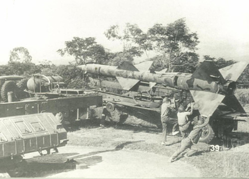 Tuy nhiên, bắn bằng phương pháp “vượt nửa góc” có sự nguy hiểm vì phải phát sóng radar để sục sạo mục tiêu nên dễ bị máy bay địch phóng tên lửa Shrike theo cánh sóng radar để phá hủy trận địa. Để khắc phục điều này, kíp chiến đấu phải có kỹ năng điêu luyện.