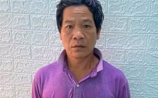 Sau khi rà soát các mối quan hệ của gia đình nạn nhân, Công an tỉnh Tuyên Quang cũng tìm ra một manh mối. Có thông tin cho thấy gia đình ông S từng mâu thuẫn với đối tượng có tên Triệu Chòi Phin (55 tuổi, trú tại Yên Hoa, Na Hàng, Tuyên Quang). Trước đây, Phin bị ông Triệu Chòi C và con trai là Triệu Dào S đánh gây thương tích. Mỗi lần đi làm, thấy tay đau là Phin lại nhớ đến "ấm ức" này. (Ảnh minh họa, nguồn internet)