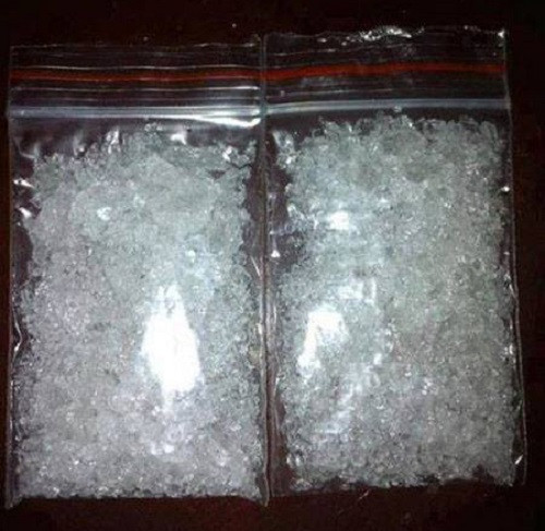 Ban chuyên án 612 còn xác định “đại ca” của băng nhóm có tên là Phương “bóng”, người cung cấp số lượng lớn ma túy đá cho Hữu (Long) để đi giao lại cho các đầu mối. Các đàn em đã bị bắt, nhưng Phương vẫn nhởn nhơ ngoài vòng pháp luật. Sau khi biết được thông tin bốn đầu mối điều hành phân phối ma túy sa lưới, Trần Việt Phương nhanh chóng cạo trọc đầu, gắn thêm bộ râu giả và xưng tên là Nguyễn Văn Phi, làm công nhân tự do lang bạt qua nhiều tỉnh thành ở miền Trung. (Ảnh minh họa, nguồn internet)