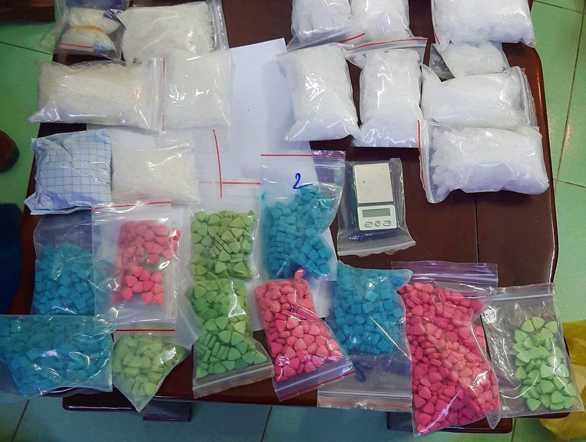 Vào giữa tháng 1/2016, Công an Đà Nẵng đã bắt giữ 5 đối tượng trong đường dây ma túy này gồm: Đặng Công Duy Thiện (22 tuổi, ngụ phường Hòa Thuận Đông, quận Hải Châu), Hồ Tấn Hữu (tên gọi khác là Long, 40 tuổi, ngụ phường An Hải Đông, quận Sơn Trà), Trương Công Hòa (20 tuổi, ngụ TP.Hội An, Quảng Nam), Bùi Xuân Quý (23 tuổi, quê Nghệ An, sinh viên một trường ĐH tại Đà Nẵng), Dương Đức Anh (18 tuổi, ngụ phường Thuận Phước, quận Hải Châu) để phục vụ công tác điều tra. (Ảnh minh họa, nguồn internet)