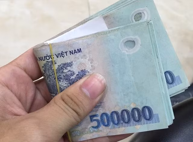 Qua kiểm tra, thu giữ trong túi xách của Phương 8 gói tinh thể màu trắng với tổng khối lượng khoảng 60g (Phương khai là ma túy đá), 2 điện thoại, một dao bấm, một roi điện và hơn 10 triệu đồng. Còn trong người Cường phát hiện 16 gói ma túy đá, 2 điện thoại và hơn 10 triệu đồng. Lê Quốc Cường khai nhận có quen biết Phương từ trước, nhưng chưa từng buôn bán ma túy lần nào. (Ảnh minh họa, nguồn internet) 