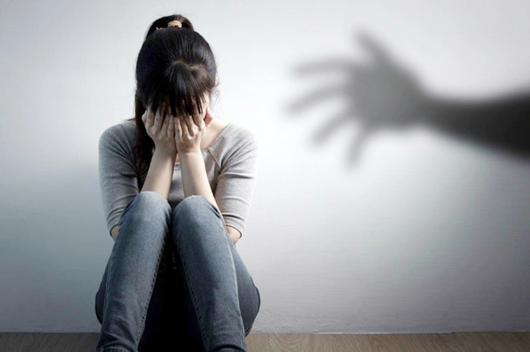 Thieu nu 13 tuoi bi de doa khi vay tien bang clip khieu dam