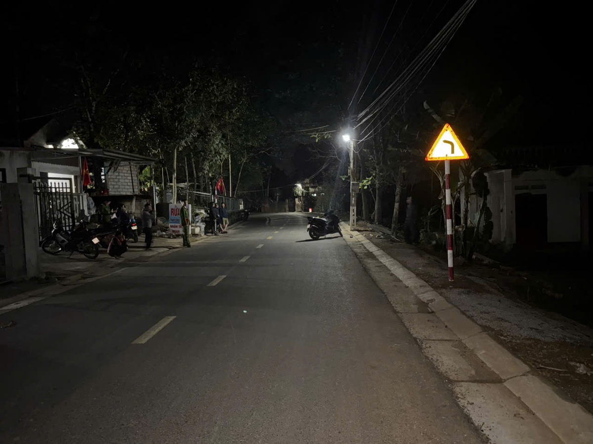 Đang đứng bên lề đường, cụ bà ở Thanh Hóa bị tông nhập viện Dang dung ben le duong, cu ba o Thanh Hoa bi tong nhap vien