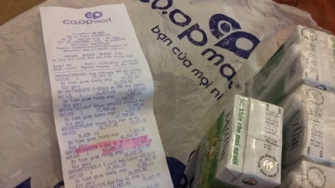 Sản phẩm sữa Mộc Châu (có kèm hóa đơn) được mua tại siêu thị Co.op Mart Hà Đông đã hết hạn sử dụng.