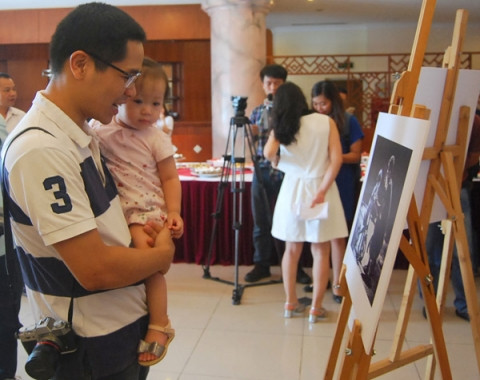 Anh ong bo cham con sinh non gay xuc dong manh-Hinh-7