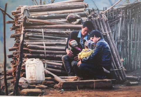 Anh ong bo cham con sinh non gay xuc dong manh-Hinh-2