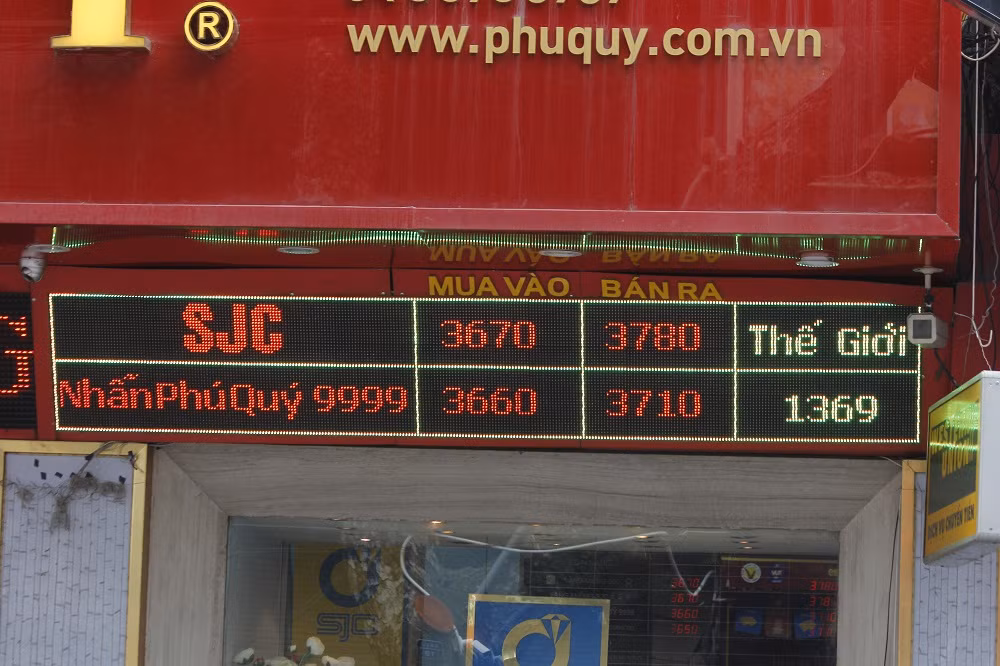 Tại phiên giao dịch vào lúc 11h cùng ngày, giá vàng SJC niêm yết tại Phú Quý sáng nay khi mua vào là 36,70 - 37,80 đồng/lượng (mùa vào – bán ra).