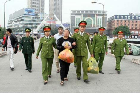 Kieu nu bi ban vao dong quy cho khach lang choi hanh ha