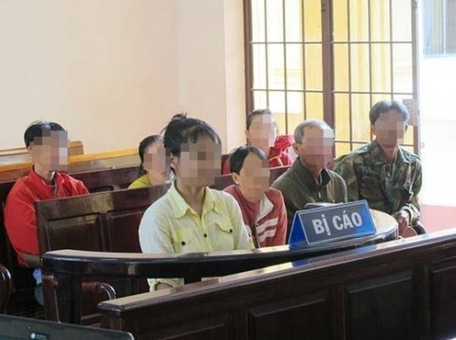 Kieu nu bi ban vao dong quy cho khach lang choi hanh ha-Hinh-2