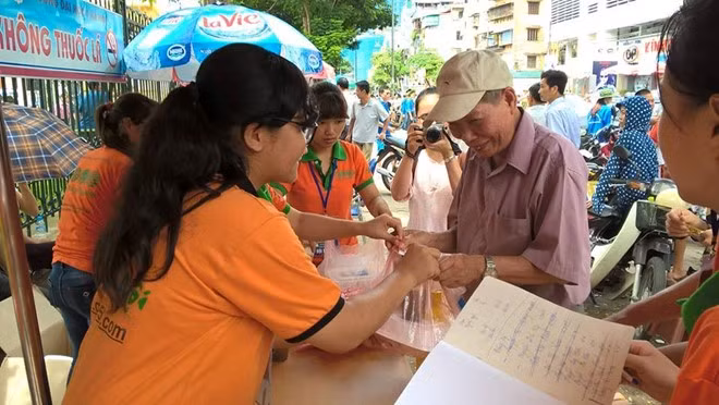 Xuc dong nhung phan com 5.000 phuc vu si tu mua thi-Hinh-2