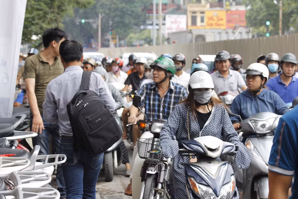 Do lượng khách đến giao dịch đông nên các phương tiện lưu thông qua các khu vực này bị tắc nghẽn.