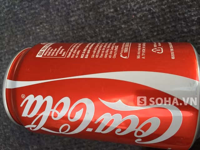 Cận cảnh lon Coca-Cola không có nước bên trong.