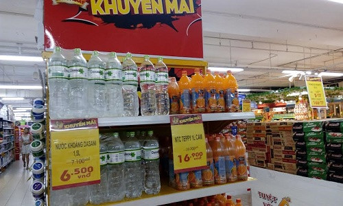 Các sản phẩm bị tạm dừng này vẫn được bày bán rộng rãi tại các siêu thị lớn như Big C, Metro,…