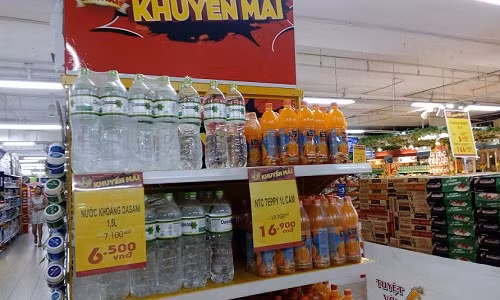 Các sản phẩm bị tạm dừng này vẫn được bày bán rộng rãi tại các siêu thị lớn như Big C, Metro,…