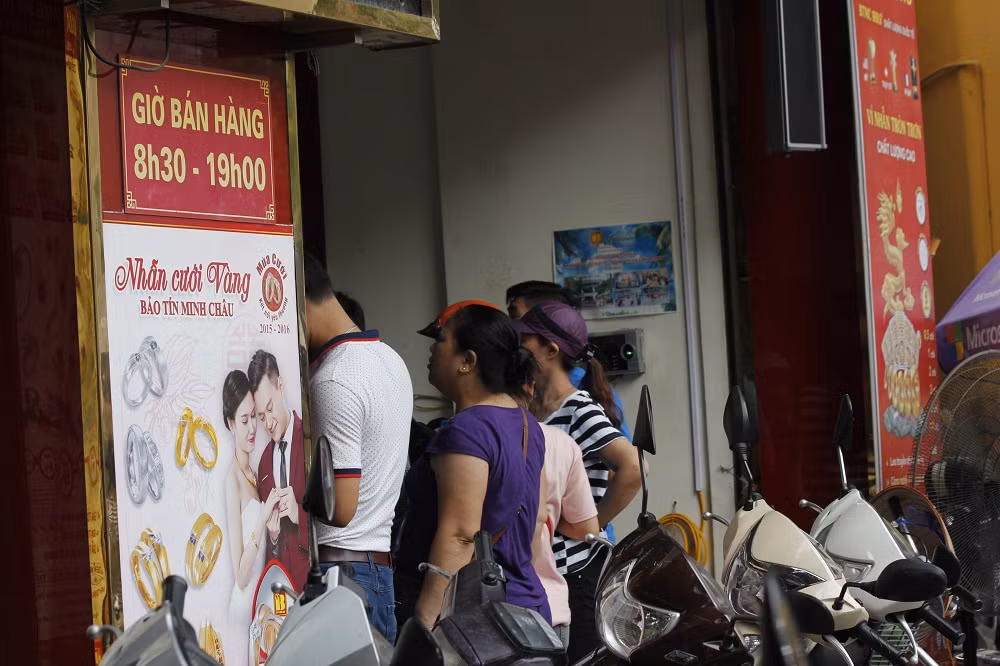 Nhiều lúc khách còn phải xếp hàng dài chờ mua, bán.