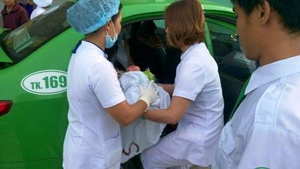 Quang Nam Tai xe taxi do de cho san phu tren xe