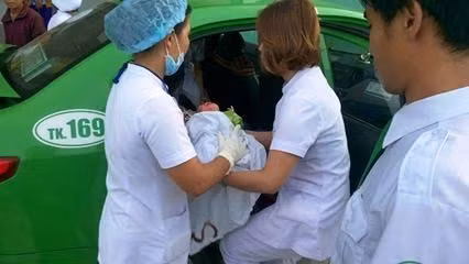 Quang Nam Tai xe taxi do de cho san phu tren xe