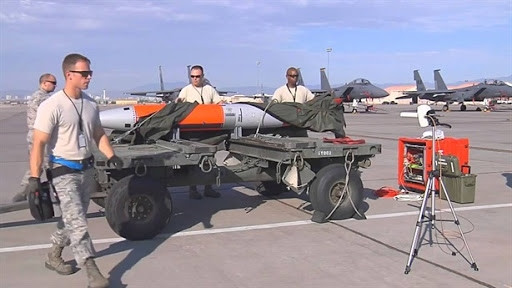 Tuy nhiên, kế hoạch này đã bị lùi lại do vũ khí chiến thuật này phát sinh sự cố. Để thực hiện chương trình nâng cấp B61-12, Chính phủ đã quyết định chi khoảng 10 tỷ USD.