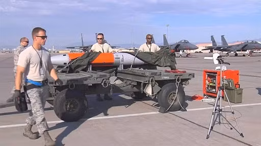 Tuy nhiên, kế hoạch này đã bị lùi lại do vũ khí chiến thuật này phát sinh sự cố. Để thực hiện chương trình nâng cấp B61-12, Chính phủ đã quyết định chi khoảng 10 tỷ USD.