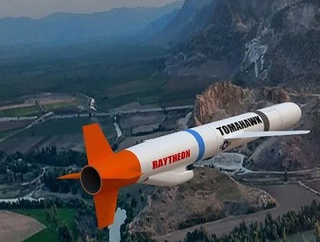 Với trọng lượng 1.300 kg và chiều dài 5,56 m với phiên bản thường và trọng lượng 1.600 kg, chiều dài 6,25 m với phiên bản tăng cường, Tomahawk mang được đầu đạn nặng 450 kg hoặc đầu đạn hạt nhân W80.