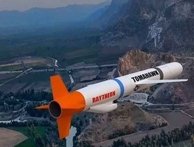 Với trọng lượng 1.300 kg và chiều dài 5,56 m với phiên bản thường và trọng lượng 1.600 kg, chiều dài 6,25 m với phiên bản tăng cường, Tomahawk mang được đầu đạn nặng 450 kg hoặc đầu đạn hạt nhân W80.