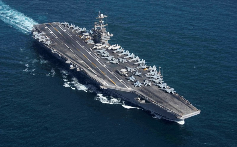 Mỗi tàu sân bay Mỹ có khả năng triển khai tối đa hơn 90 máy bay chiến đấu các loại. Hai tàu sân bay cùng triển khai một lúc nâng tổng số máy bay Mỹ được triển khai ngoài biển lên tới gần 200 chiếc.